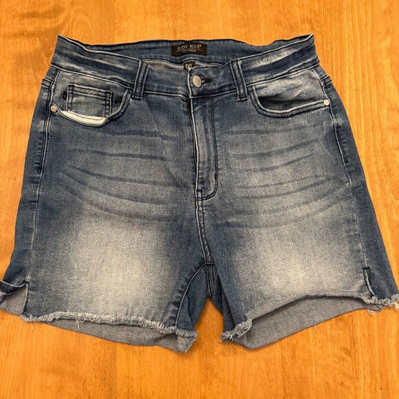 Judy Blue Mid Rise Cut Off Jean Shorts Side Slit Medium Wash Women’s 1X Plus - Picture 1 of 3